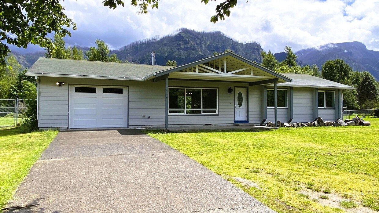 Primary Photo - Best. Backyard. Ever.