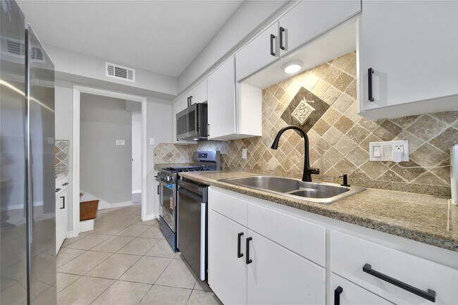 Building Photo - 131 Phanturn Ln