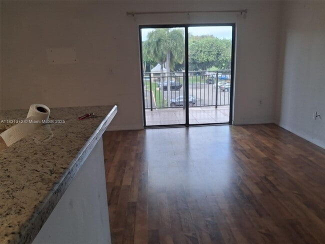 Building Photo - 9340 Fontainebleau Blvd