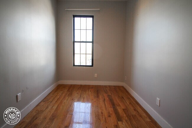 Foto del edificio - 10-48-48 Wyckoff Ave