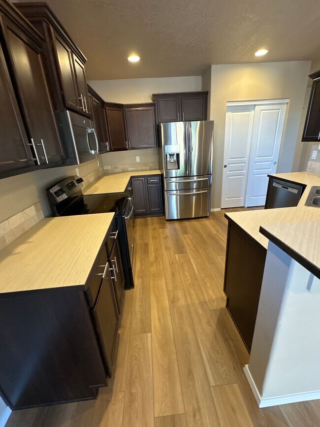 Foto del edificio - Modern Comfort in Prime N. Albany Location!