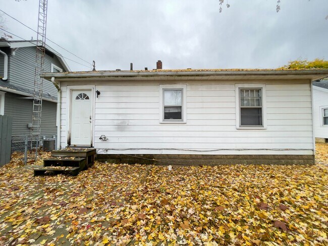 Building Photo - PRELEASING for AUGUST! Close to Campus