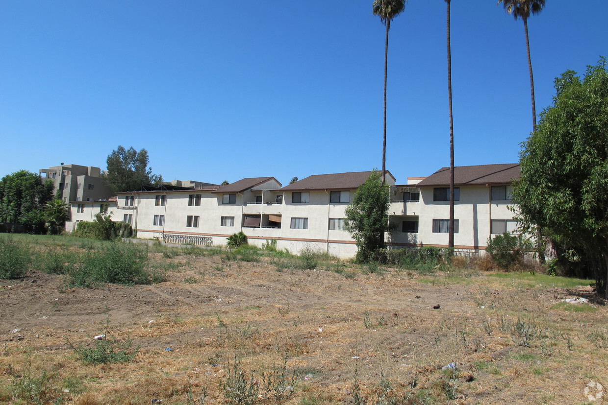 Building Photo - Pine Tree Terrace