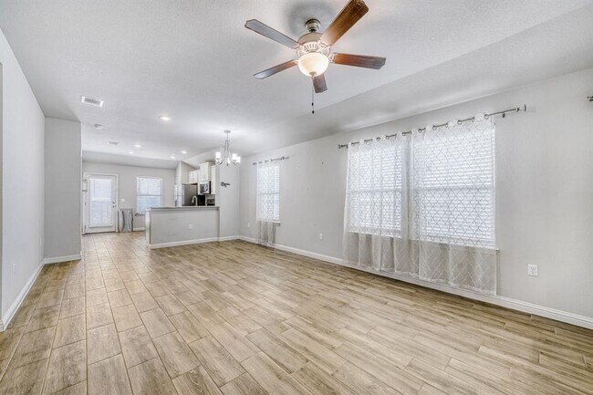 Foto del edificio - 8303 Cottage Rose Dr