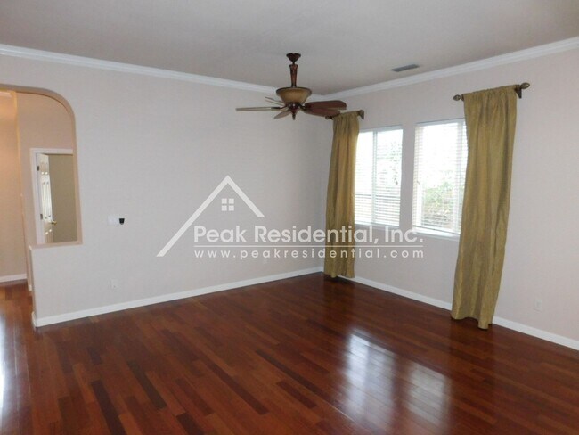 Foto del edificio - Very Nice Roseville 4bd/3ba Home with 3 Ca...