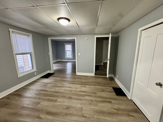 Building Photo - Updated 3BR Home with Central Air in Moline