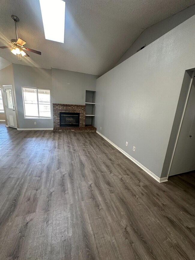 Building Photo - 1526 E Niles Ave