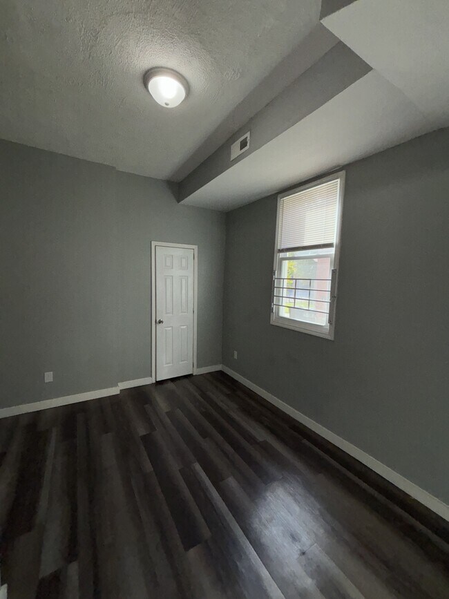 Foto del edificio - 2215 W Market St