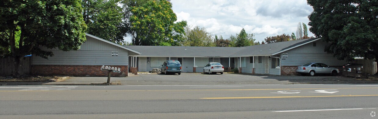 Building Photo - 4322-4348 Lancaster Dr NE
