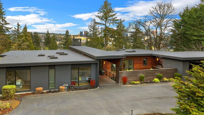 Quiet, private neighborhood with city views - 406 Detwiller Ln