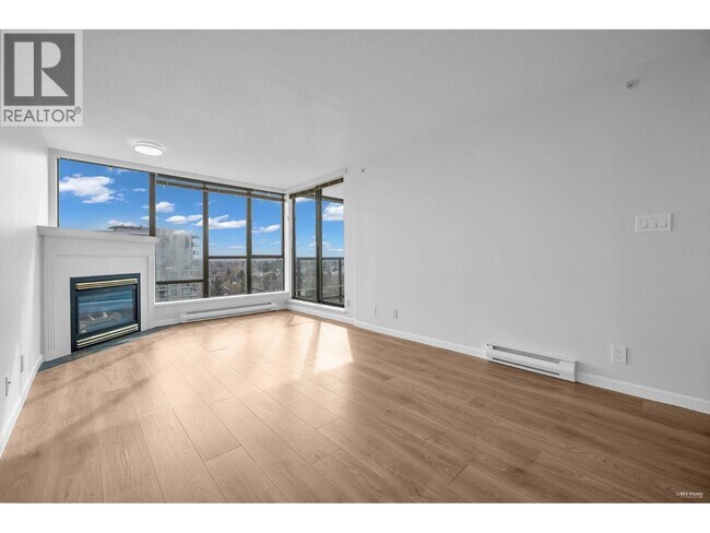 Photo du bâtiment - 8180 Granville Ave