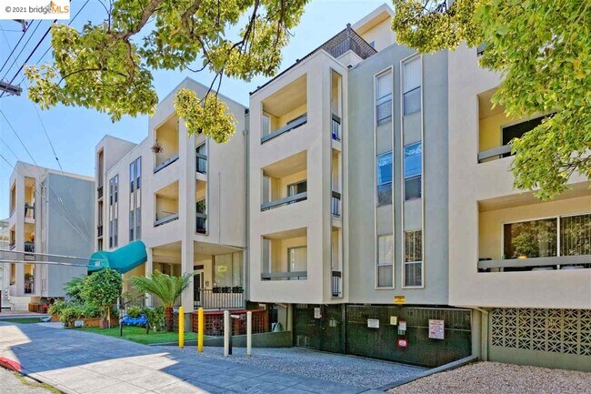 Building Photo - 466 Crescent St