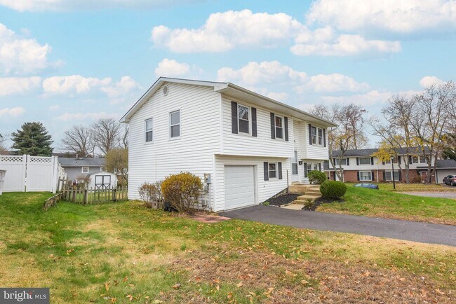 Building Photo - 1339 Hallock Dr