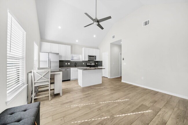 Foto del edificio - MOVE IN READY - Like NEW built in 2023, this 3 bedroom, 2  bath quaint home provides comfort and ...