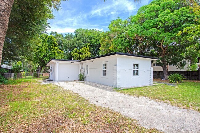 Foto del edificio - 1528 NE 145th St