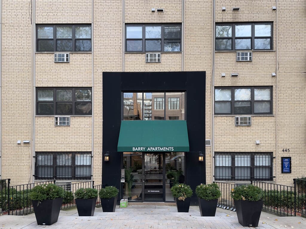 Foto principal - 450 W Barry Ave