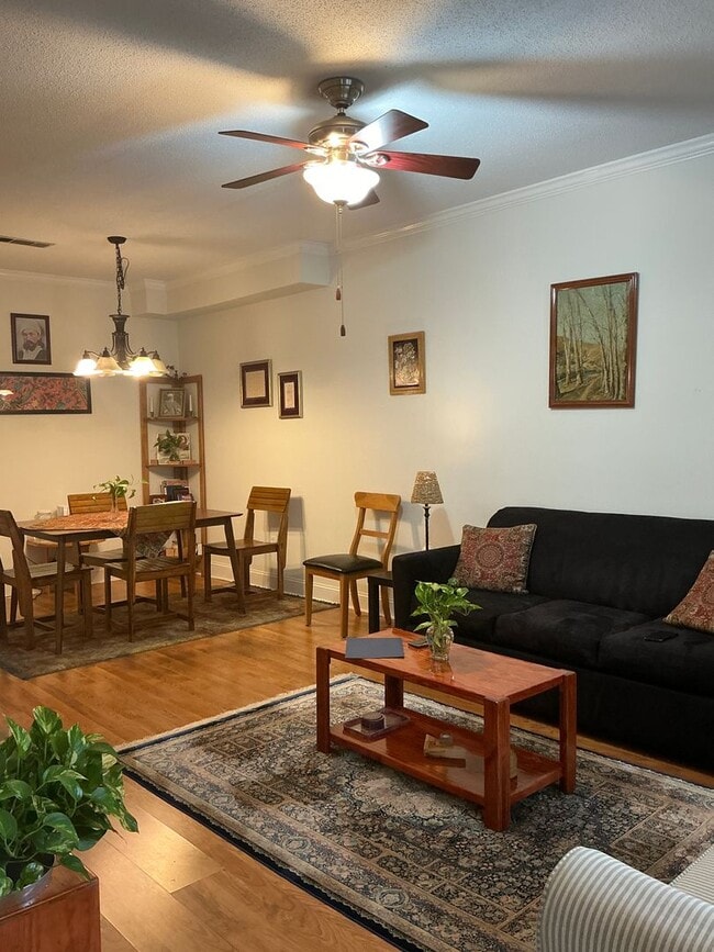 Building Photo - 1 Bedroom/2 .5 Bath Condo located in River...