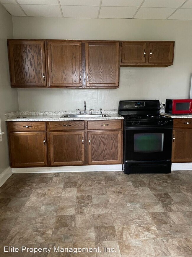 Building Photo - 2 br, 1 bath House - 335 Pine St., Unit #1