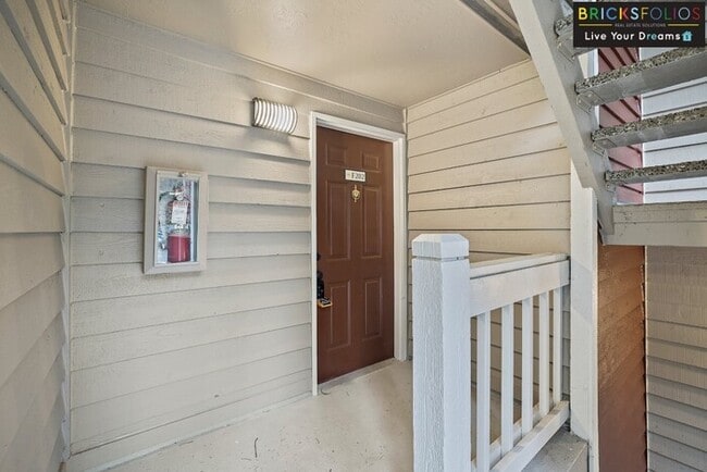 Foto del edificio - Nestled in the serene Eastgate neighborhood, Bellevue!