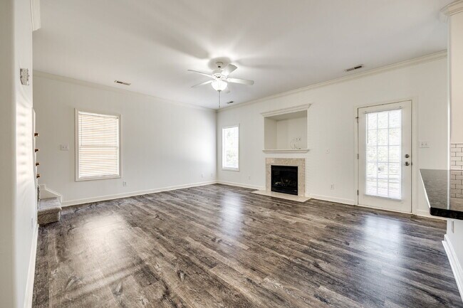 Building Photo - Spacious 4 bedroom 3 bath home with beauti...
