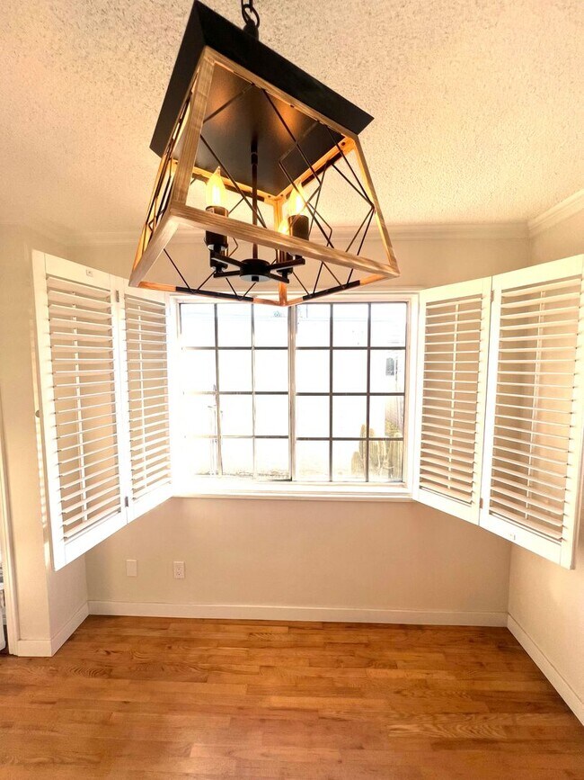 Foto del edificio - Private Back House with single garage & yard