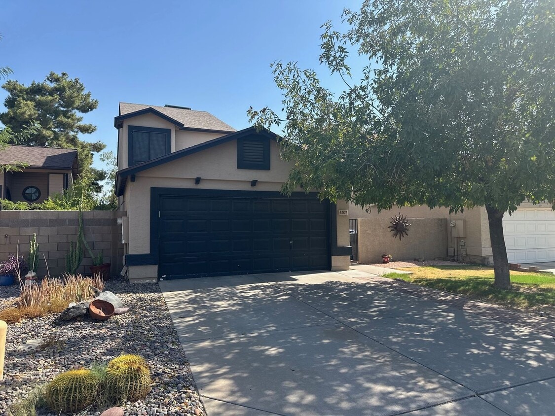 Foto principal - Spacious 4-Bedroom Home with Cozy Kitchen ...