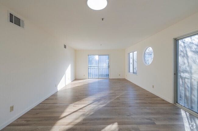 2BR, 2BA - 1008 SF - Living Room - Napa Creek Terrace Apartments