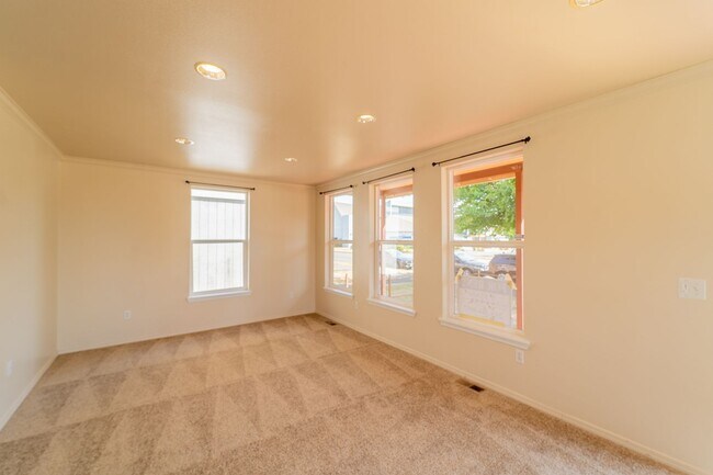 Foto del edificio - Spacious 3 Bedroom / 2.5 Bathroom Single Family Home Available in Tacoma!