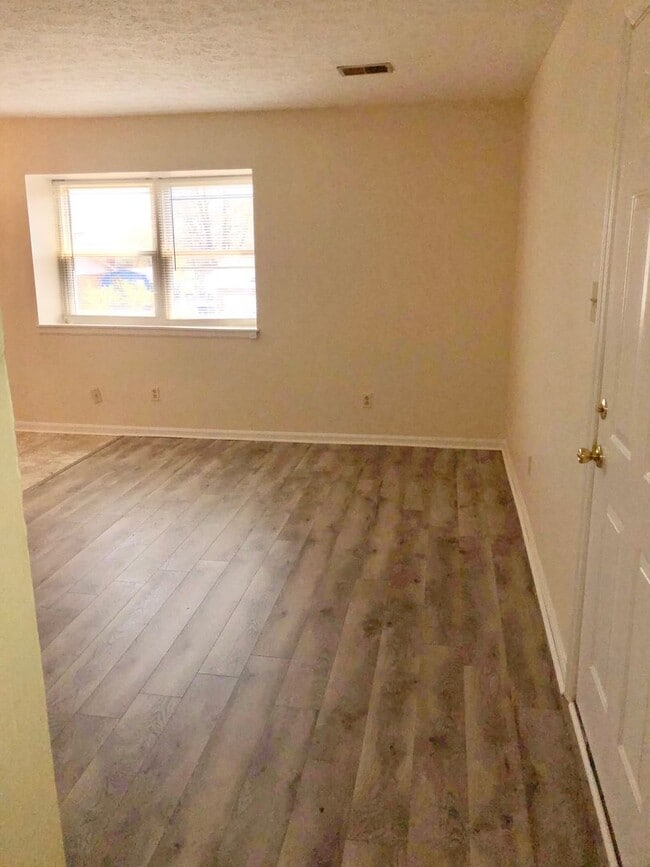 Building Photo - Winburn 2 bdrm 3rd floor apt     260319