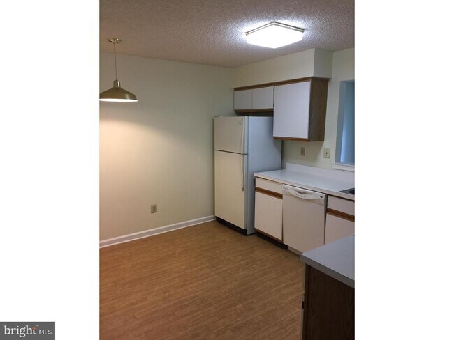 Building Photo - 90 Bayberry Ct