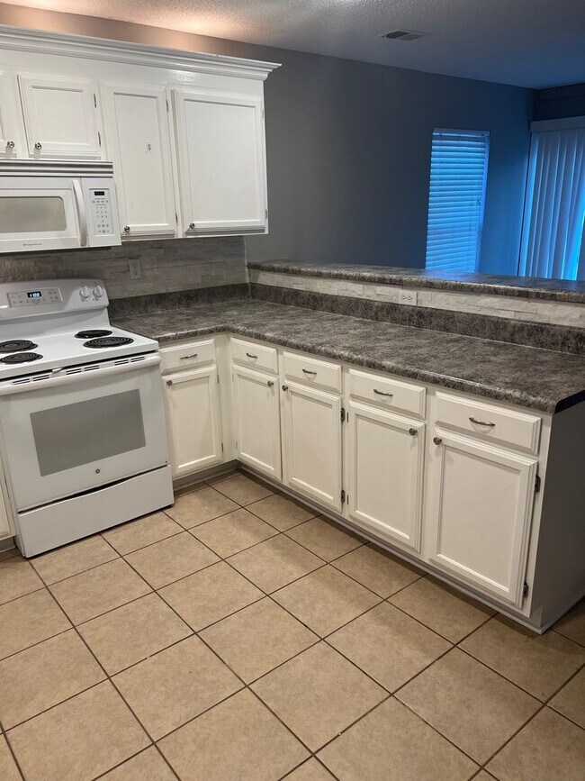 Foto del edificio - NOW AVAILABLE!!  Beautiful 2 bed 2 bath with a lake view