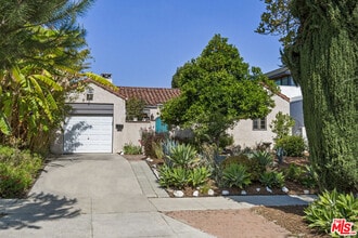 Building Photo - 931 Micheltorena St