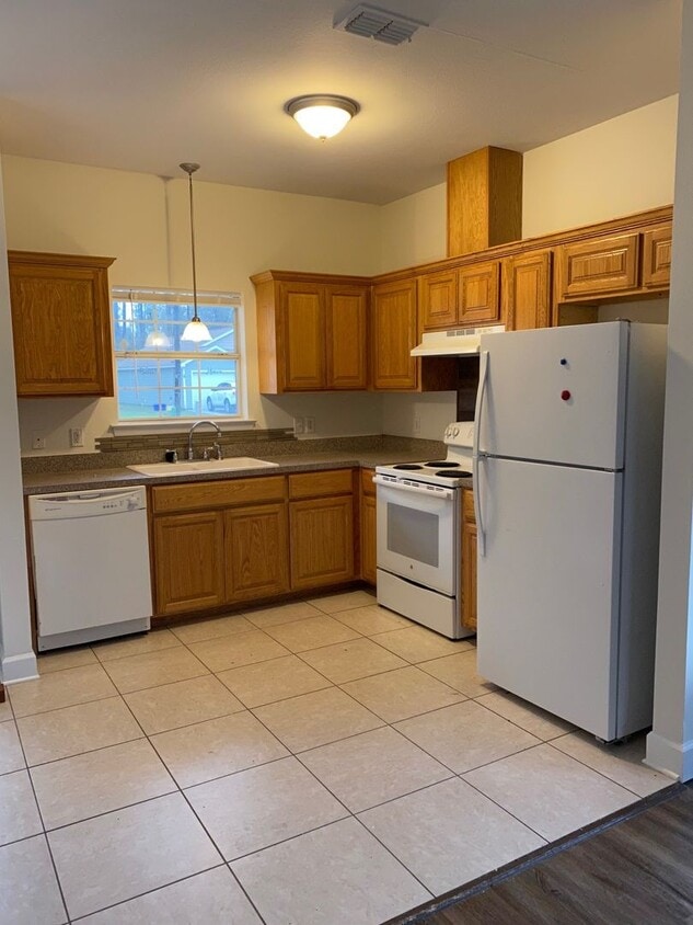 Building Photo - 3 Bedroom 2 Bath House w/1 Car Garage in Crawfordville