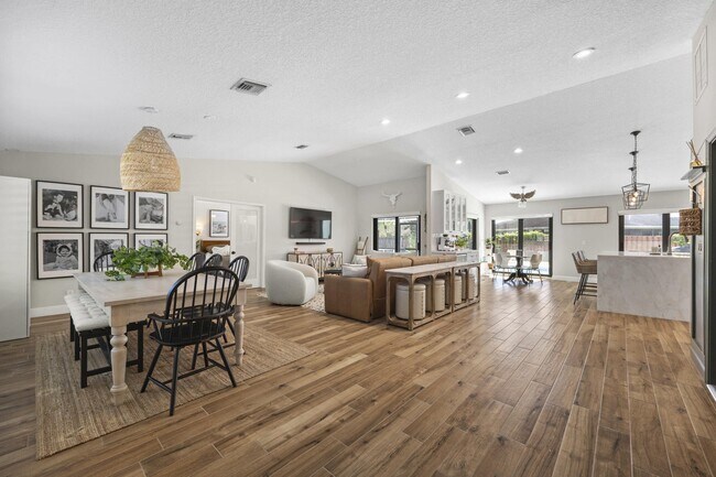 Building Photo - 822 Azure Ave