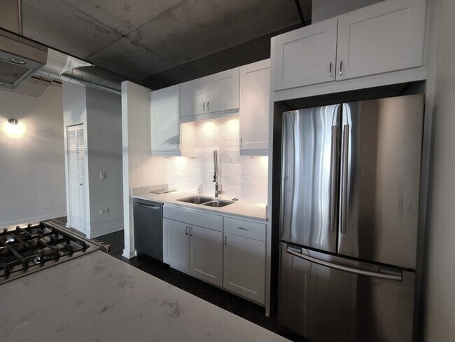 Building Photo - Extra-large modern one bedroom at the Guil...
