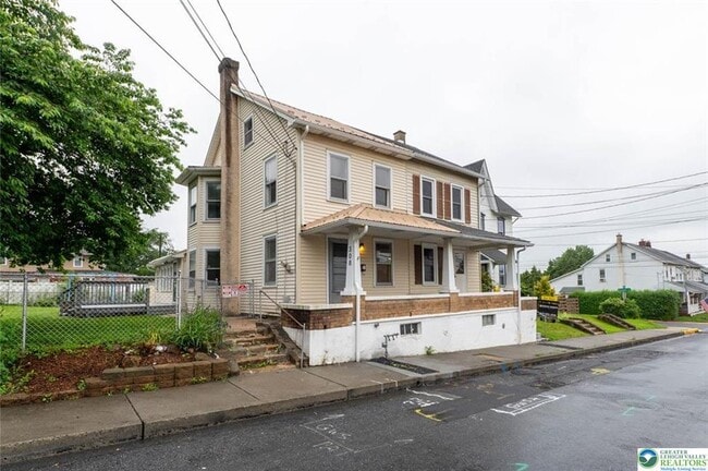 Building Photo - 308 S 5th St
