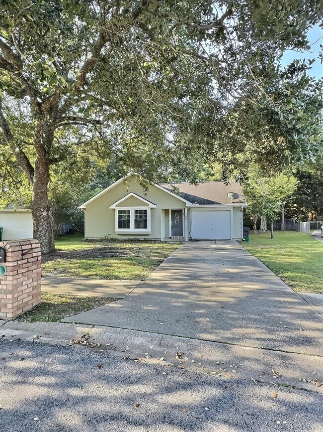 Foto del edificio - Ocean Springs home with convenient location!