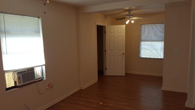 dormitorio con vestidor - 434 N Osprey Ave