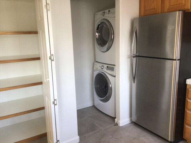 Laudry / Kitchen - 4109 E Theresa St
