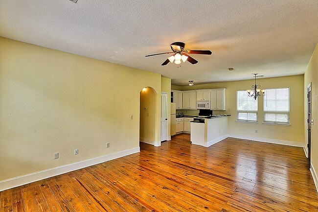 Building Photo - 725 Martin St