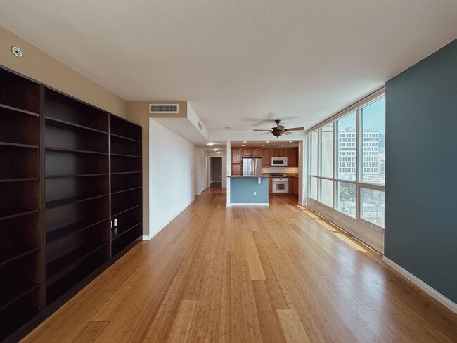 Building Photo - Modern 2 Bed, 2 Bath Condo in the Heart of...