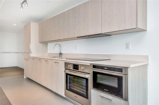 Foto del edificio - 501 NE 31st St