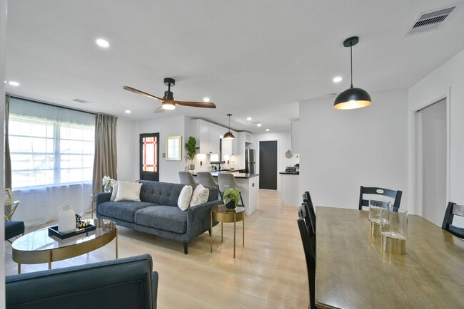 Building Photo - 5122 Hialeah Dr