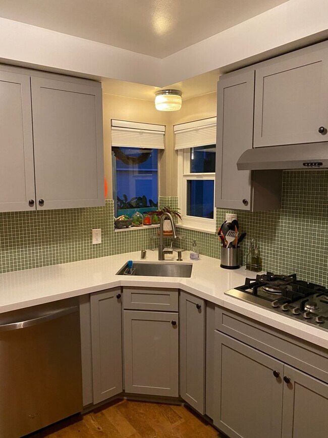 Foto del edificio - BEAUTIFUL TWO BEDROOM HOME STEPS FROM LA MESA VILLAGE