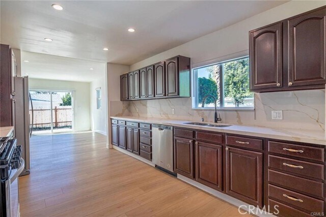 Foto del edificio - 5457 Beckford Ave