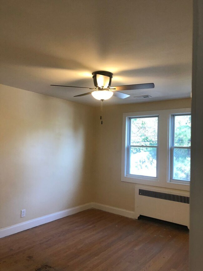Foto del edificio - 3 Bdrm 2 full bathrooms recently renovated