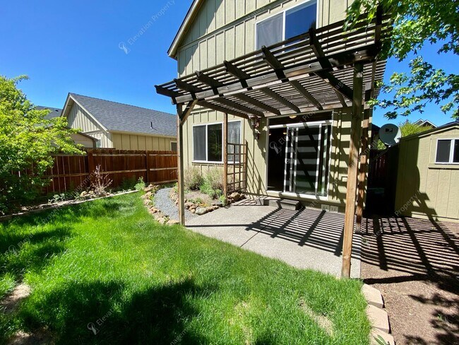 Building Photo - 3  BR home with new flooring in a great NE...
