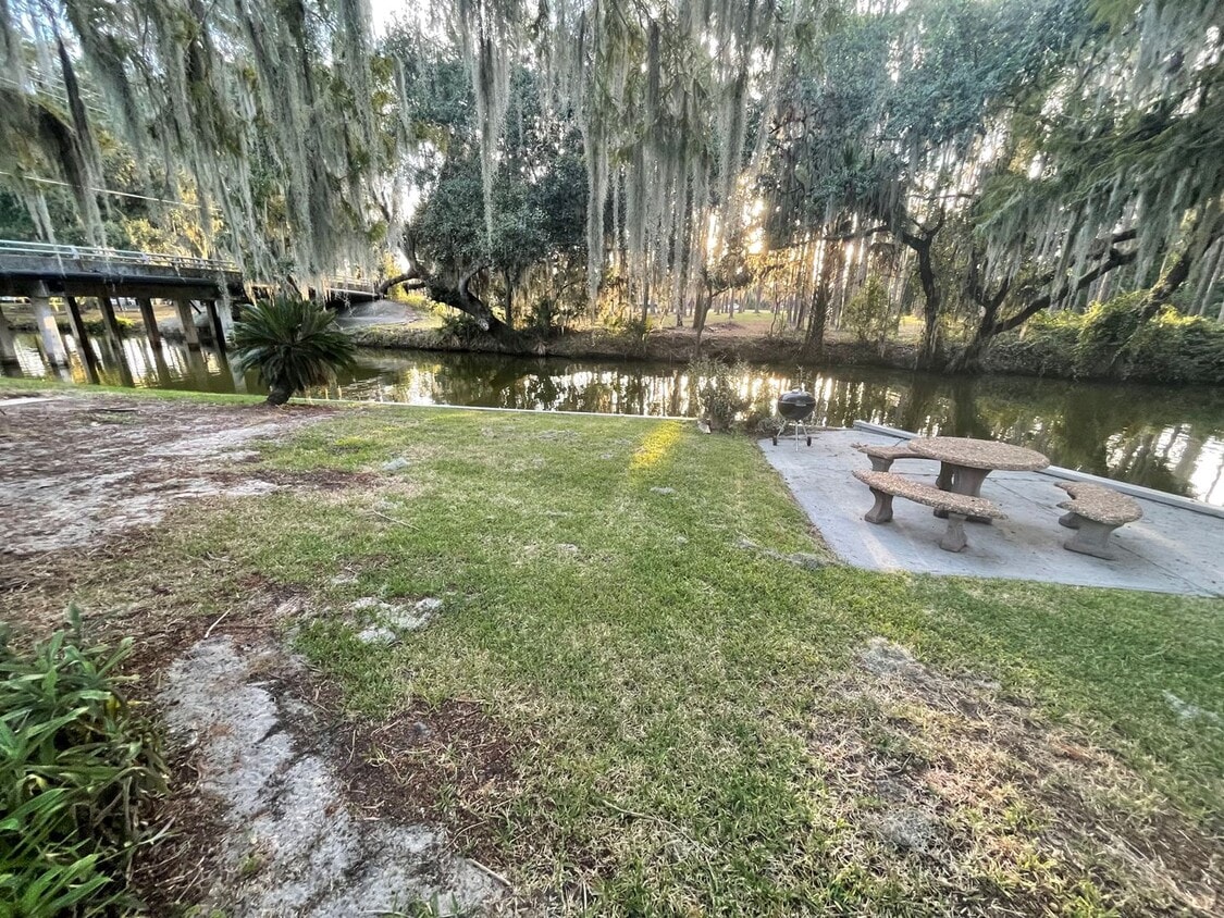 420 S Lake Ave Unit 4, Tavares, FL 32778 Room for Rent in Tavares, FL