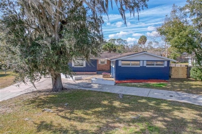 Building Photo - 1828 SE Lake Weir Ave