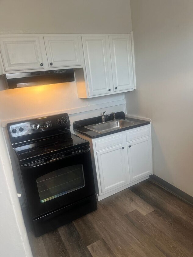 Building Photo - Now Leasing!